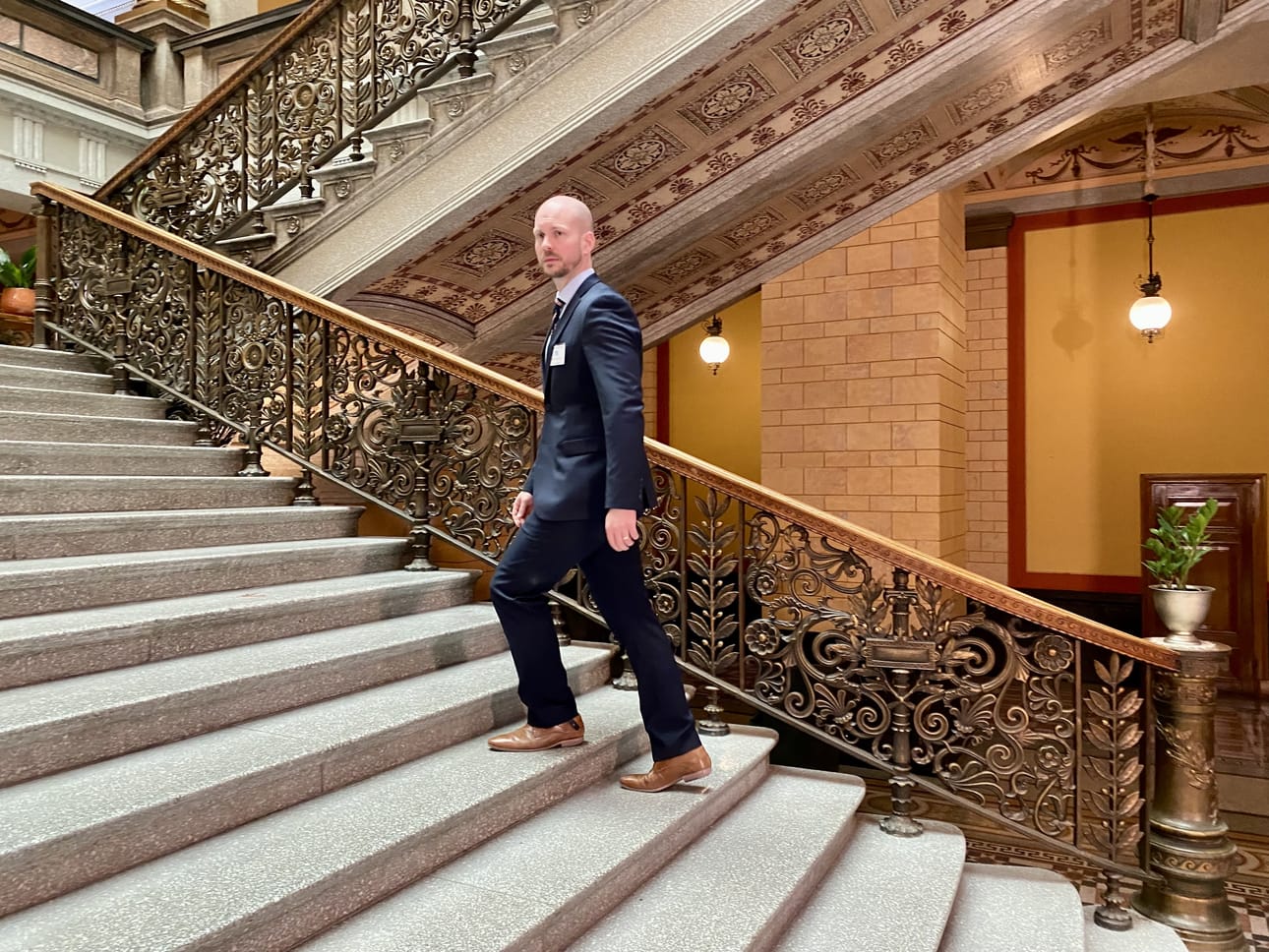 Kokoomuksen kansanedustaja ja hallitusneuvottelija Ville Valkonen ei hiisku keskeneräisistä neuvotteluista sanaakaan, mutta muistuttaa yleisellä tasolla, että julkisen talouden tilannekuva on heikentynyt, kun neuvottelijat ovat saaneet uutta tietoa.