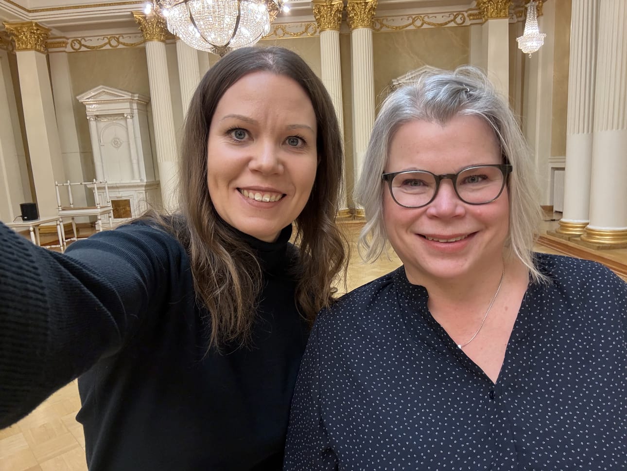 Toimittajat Riikka Huhtakallio (vas.) ja Laura Krohn välittävät pohjalaisvieraiden tunnelmia Presidentinlinnasta Ilkka-Pohjalaisen verkkoon itsenäisyyspäivänä.