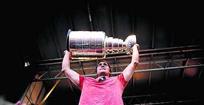 Teemu Selänne kohotti Stanley Cup-pokaalin kansanjuhlassa Helsingissä 2007. Selänteen Anaheim Mighty Ducks oli voittanut mestaruuden. Tänä viikonloppuna Selänteen nimi ikuistuu Hockey Hall of Fameen.