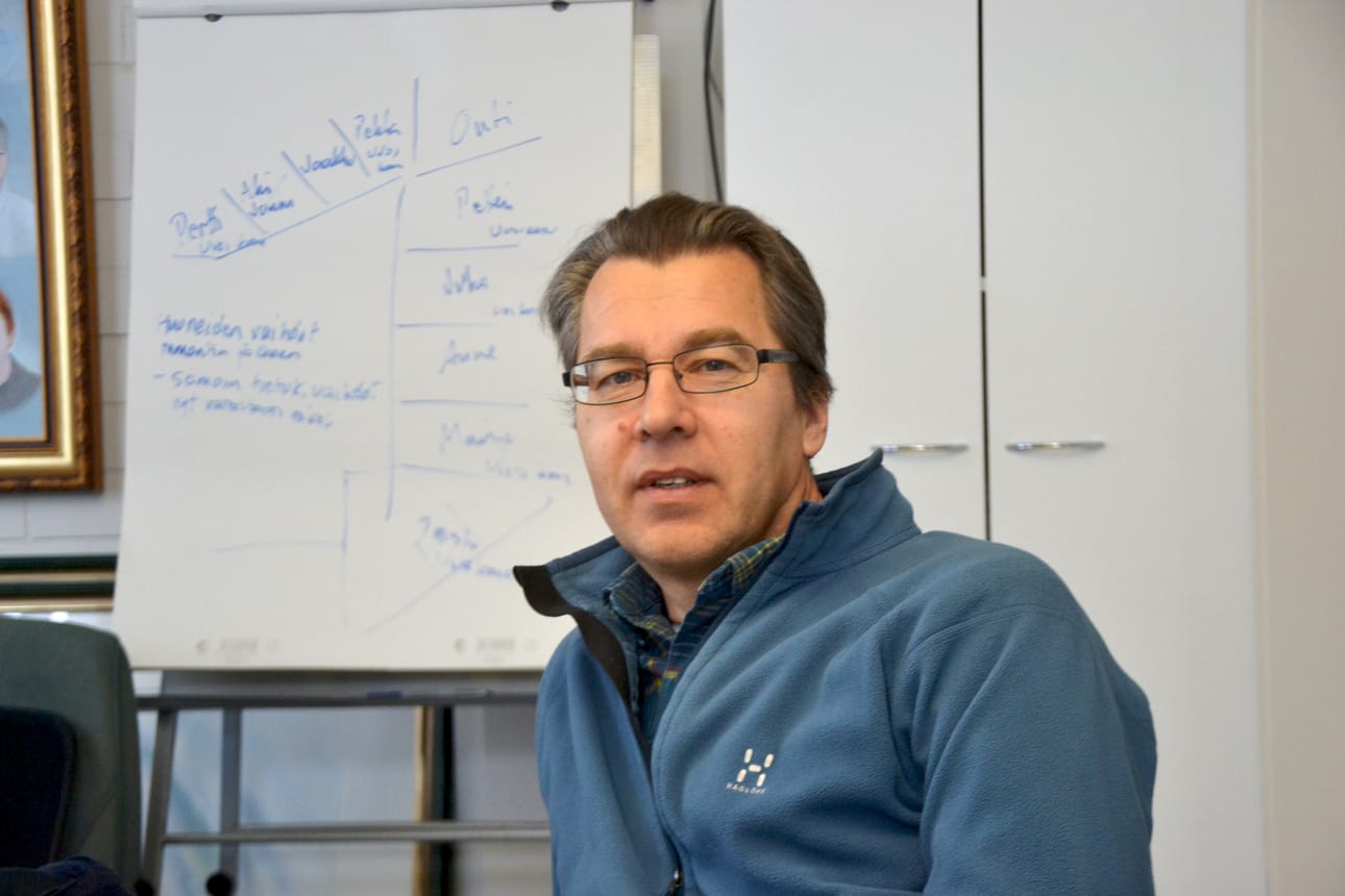 Metsänhoitaja Sakari Pönniö kehuu tämän talven männynkäpyjen itävyyttä harvinaisen korkeaksi.