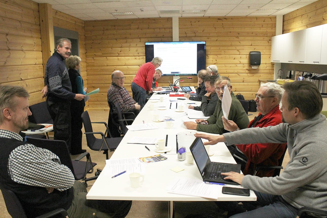 Iijoen vesistön kalastusalueen toiseksi viimeinen syyskokous ennen kalatalousalueeksi muuttumista. Käynnissä valtakirjojen tarkistus. Etualalla vapaa-ajan kalastajien edustaja Mika Niskasaari ja PVO-Vesivoiman ympäristöpäällikkö Aaro Horsma.