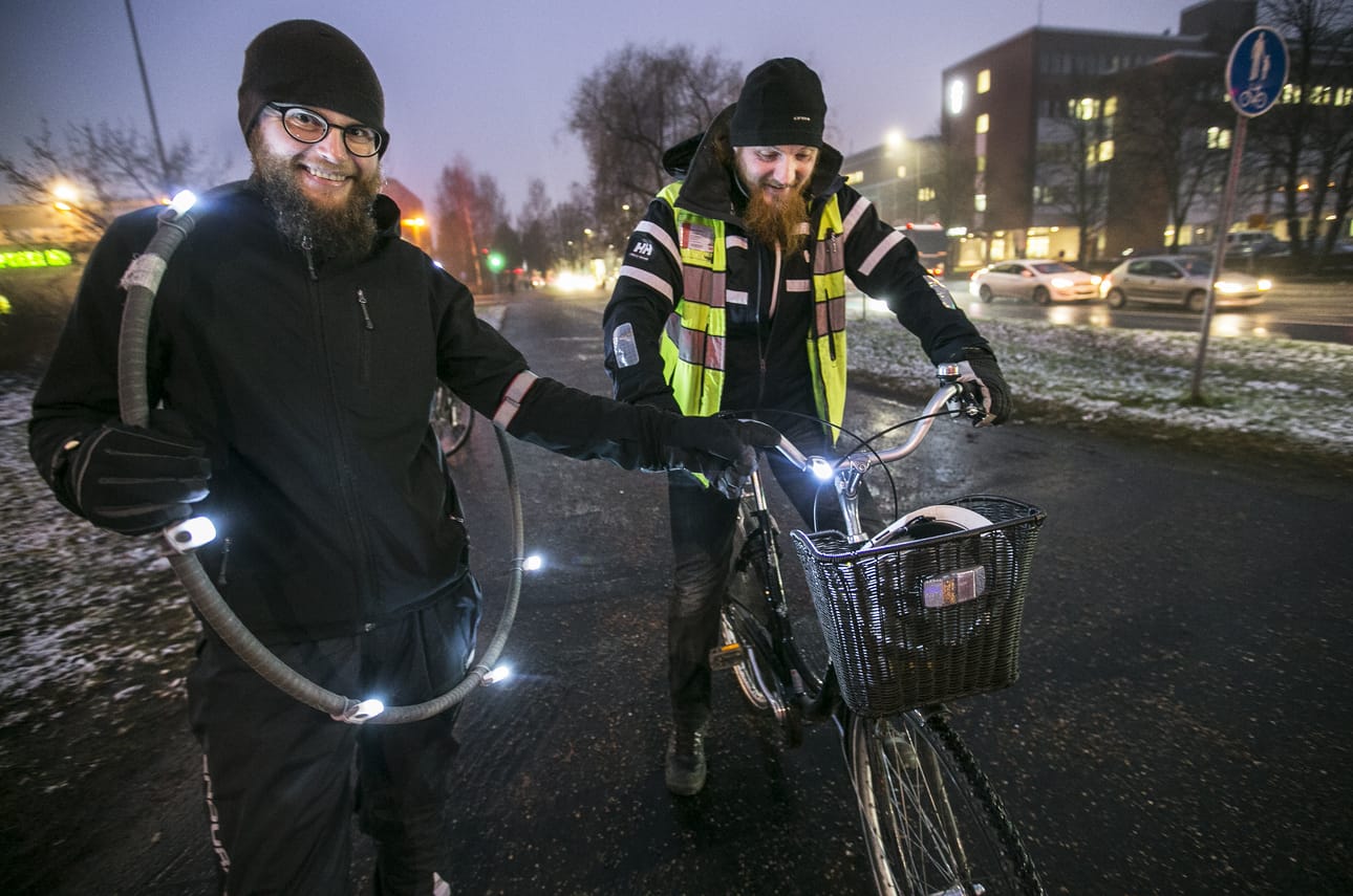 Sauli Heikinheimo sai valon yhdistyksen puheenjohtajalta Pasi Haapakorvalta. Heikinheimo oli sattumalta liikkeellä työnantajan ”pimeällä” pyörällä. Omassa pyörässä hänellä on lamppu.