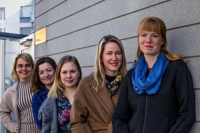 Marianne Waltermann (sd.), Ivanka Capova (vihr.), Aino Akinyemi (vas.), Sari Somppi (r.) ja Anneli Lehto (vas.) olivat mukana perustamassa feminististä verkostoa. KUVA: PAULA KASKIMAA