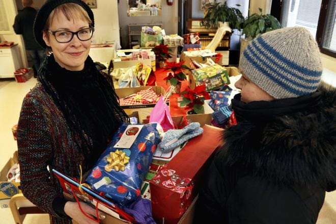 Kati Latikkalla on Joulupuu-keräyksen mukavin rooli, koska hän saa nähdä lahjan saajien ilon. Kuvat Virpi Kupiainen-Ämmälä