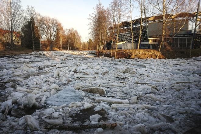 Jäät ovat lähteneet liikkeelle Vimpelissä. Saarikentän kohdilla on jo melkoinen jääpato. KUVA: MIIANELLA HERRALA