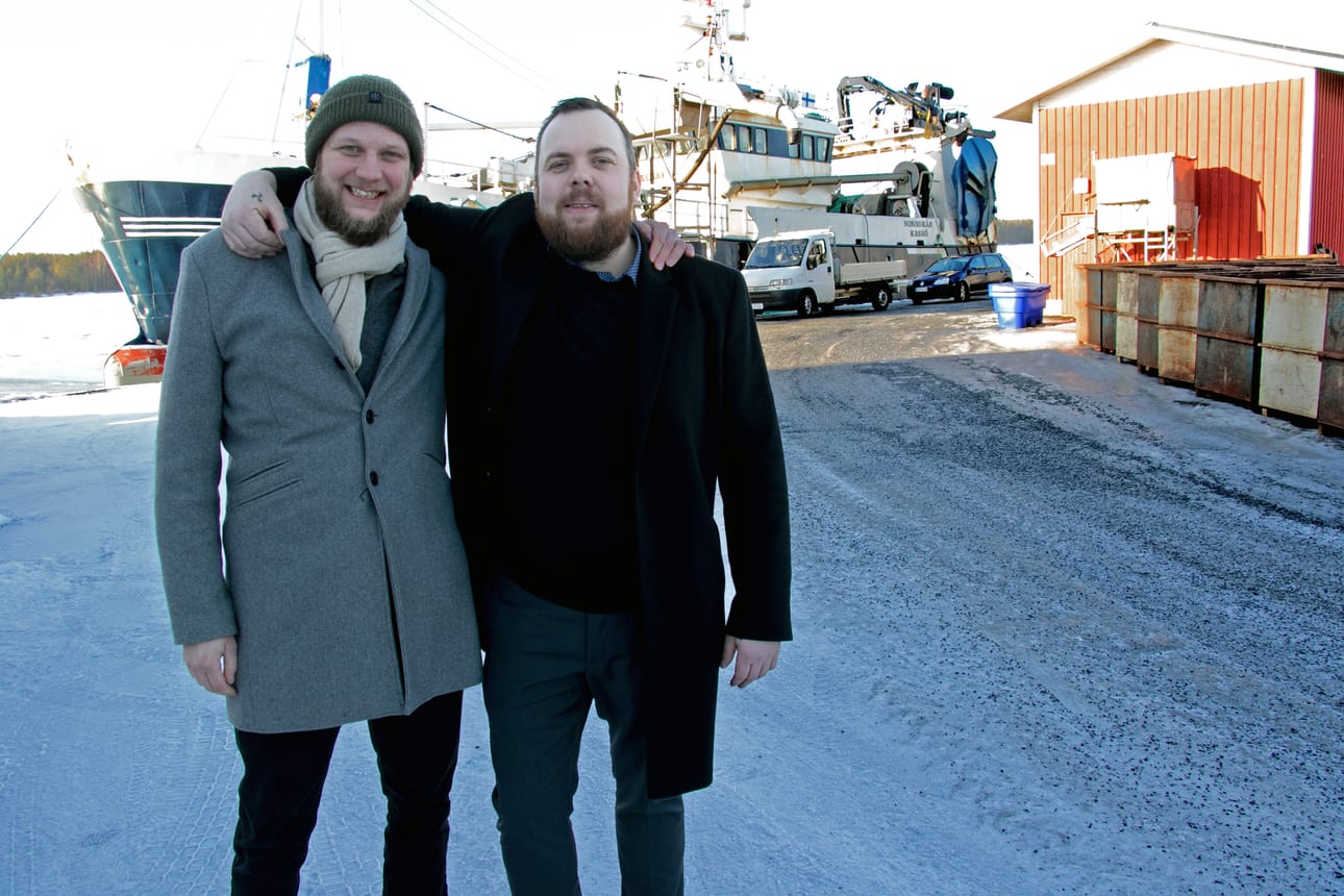 Anders Granfors (vasemmalla) ja Jonathan Hast ovat kumpikin ammattikalastajia, mutta myös hyviä kavereita keskenään. Taustalla näkyy Granforsin troolari.