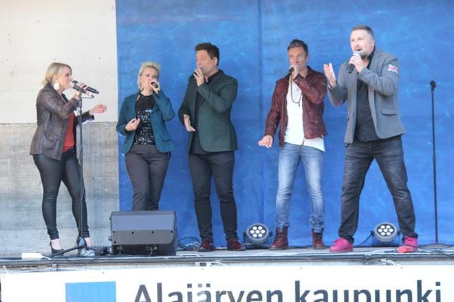 Lauluyhtye Club for Fiven Hiljainen hetki -kirkkokonserttikiertue pysähtyy myös Soinin kirkossa. Kuva yhtyeen esiintymisestä Alajärvellä Aaltoa ja aarioita -festivaaleilla. ARKISTOKUVA: SAILA COLLANDER