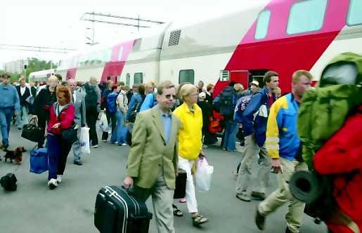 Ei käden käänteessä. Oulun rautatieasemalla on viime päivinä tarvinnut varata aikaa paitsi asiointiin lipunmyynnissä myös junan kyytiin nouosemiseen ja laiturilla liikkumiseen.