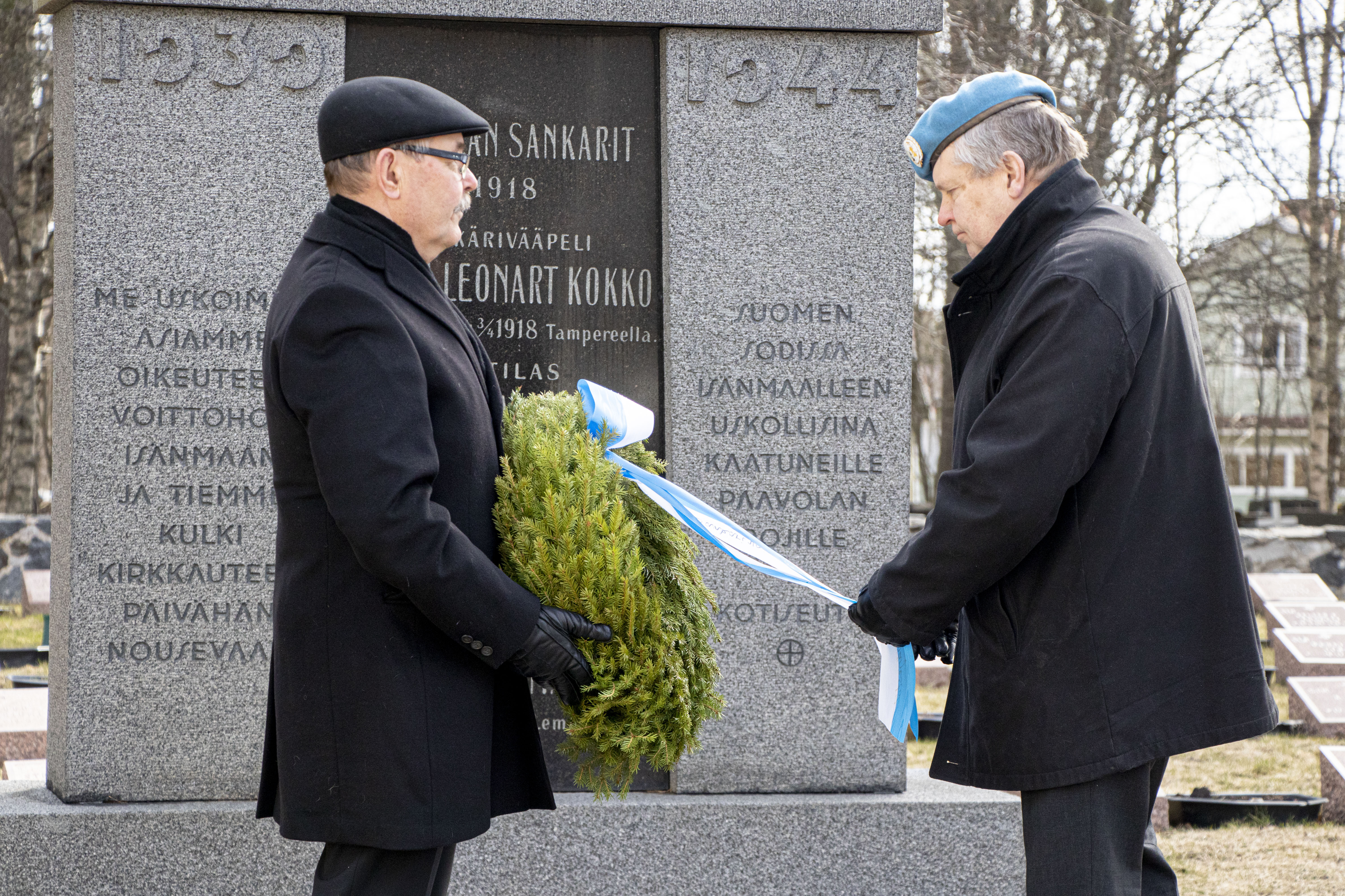 Kari Kangastalo ja Risto Kangastalo laskivat seppeleen sankarivainajien muistomerkille.