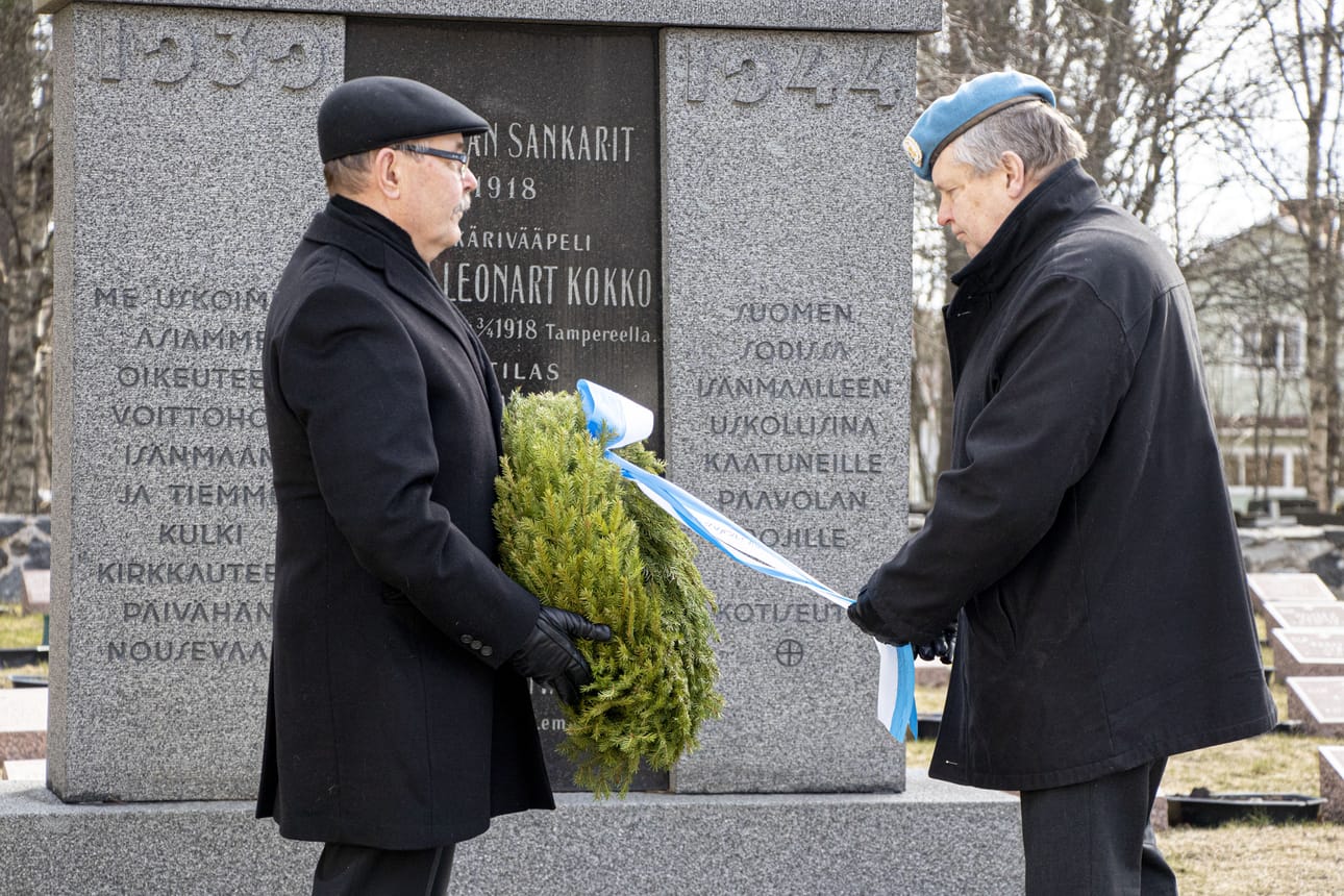 Kari Kangastalo ja Risto Kangastalo laskivat seppeleen sankarivainajien muistomerkille.