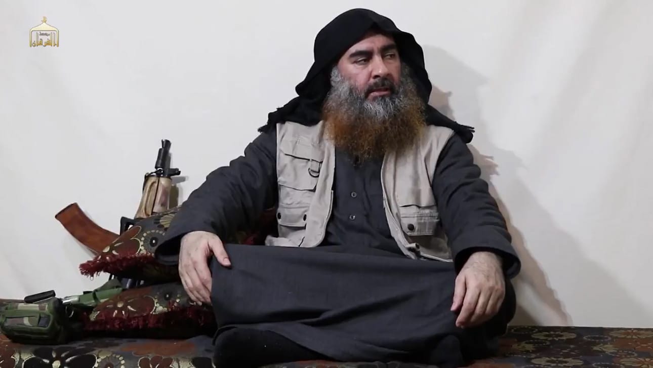 Isis-johtaja Abu Bakr al-Baghdadi istui videolla lattialla vierellään rynnäkkökivääri. Hän piti puhetta kolmelle alaiselleen.