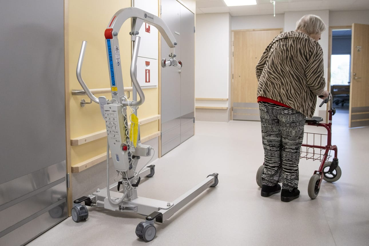 Teknologia voi helpottaa työtä vanhuspalveluissa, mutta vähentääkö se henkilöstötarvetta? Vanhus ja henkilönostin Turun kaupungin Vuokkokodissa 2019. LEHTIKUVA / RONI LEHTI