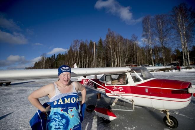 Sodankylän Ilmailukerhon puheenjohtaja Marja Kuusela saapui onnellisena lentokonesaunasta. KUVAT: JAAKKO ELENIUS