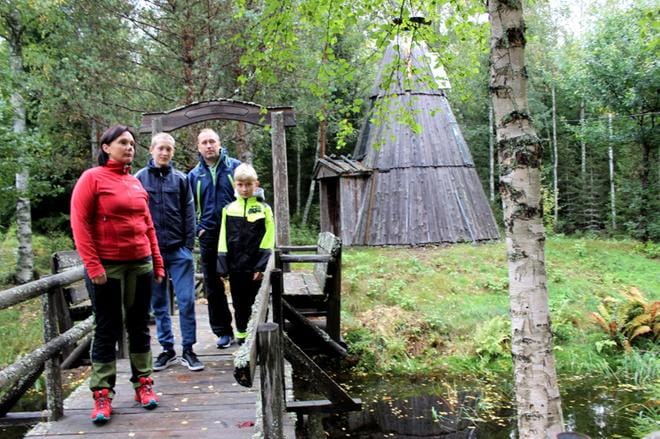 Tiina, Oliver, Jukka ja Valtteri Salonranta viihtyvät lomapaikassaan, jota käyttävät myös useat sukulaiset. Sillan alla oleva lampi on alueen pohjavettä. KUVA: MINNA ZILLIACUS