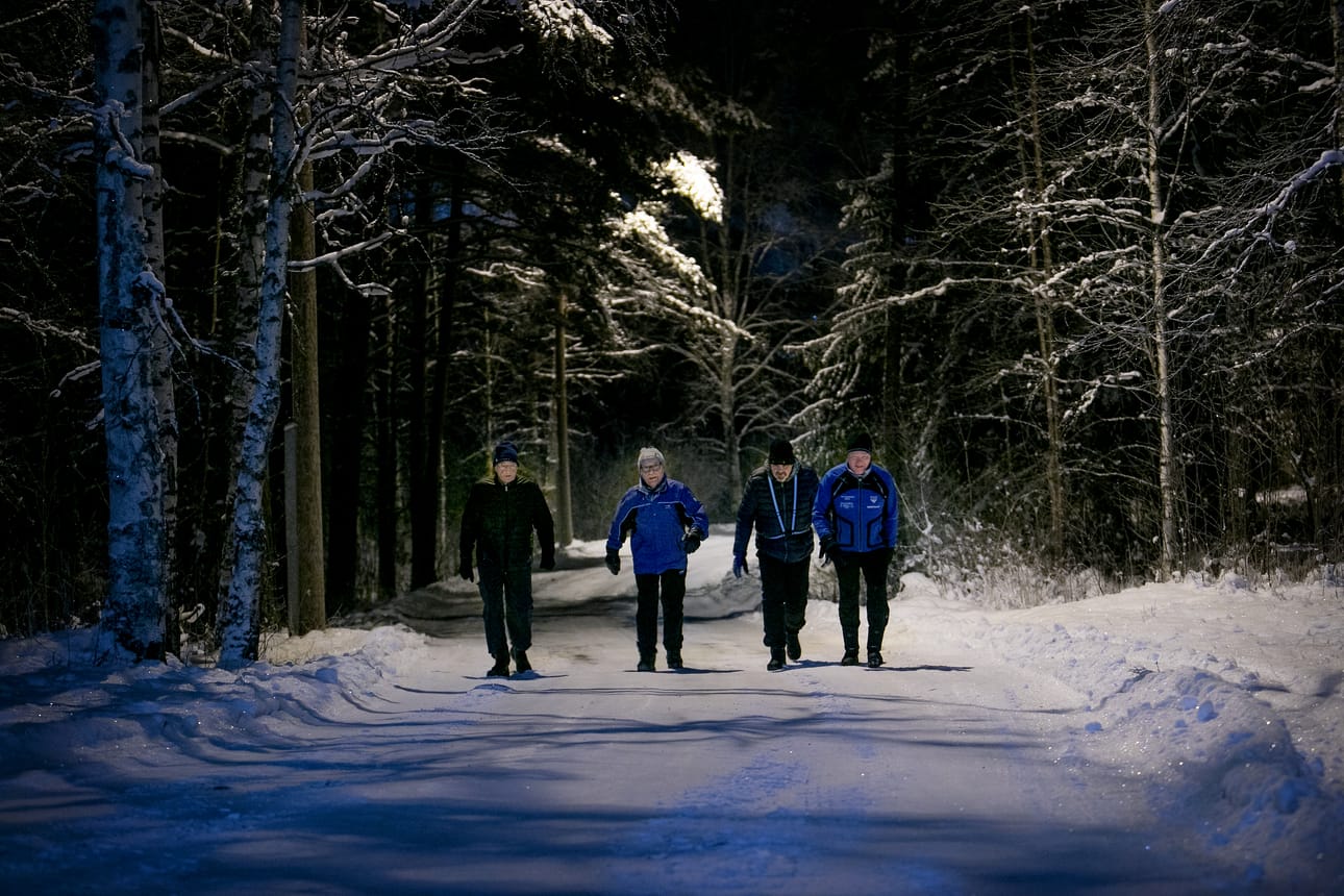 Martti Lahdensuo, Raimo Iikkola, Jorma Latva-Teikari ja Ilpo Pajula uhmaavat pakkasherraa ja tempaisevat rapsakan kävelylenkin ennen löylyttelyä ja avantoon pulahdusta.