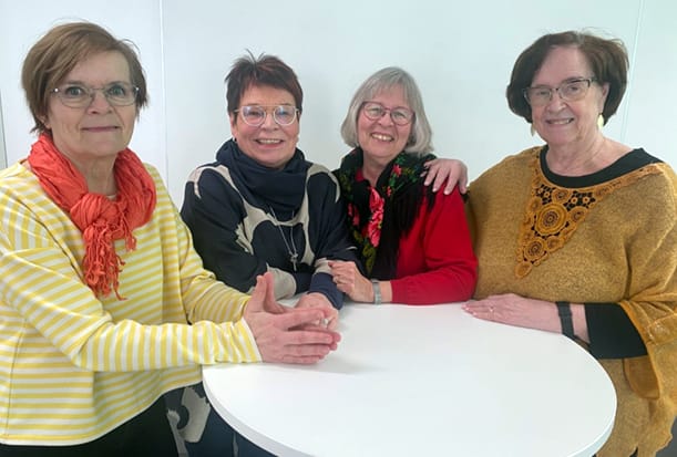 Runoja esittävät Erja Kuhalampi, Ulla Latomäki ja Anneli Lähdesmäki, joka on tehnyt koosteen ja ohjannut esityksen. Laulajana ja säestäjänä toimii Sini Koski.