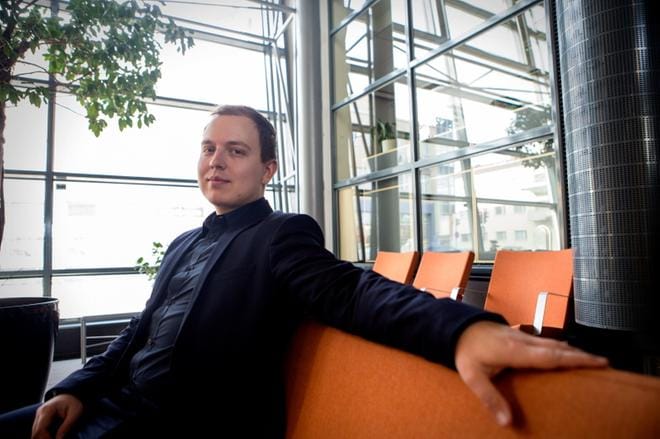 Nordnetin osakestrategi Jukka Oksaharju on itse aloittanut osakesäästämisen jo hyvin nuorena. KUVA: PAULA KASKIMAA