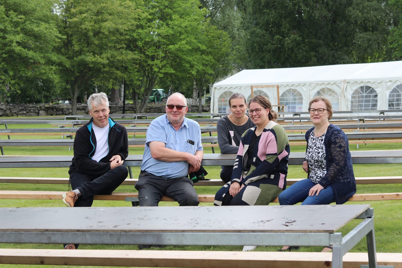Alajärven maakunnallisten kesäseurojen järjestelyt ovat käynnissä. Kuvassa Alajärven rauhanyhdistykseltä (vasemmalta) Sakari Pajukangas, Tapio Etula, Heli Haapa-aho, Sofia Paalijärvi sekä Seija Höykinpuro.