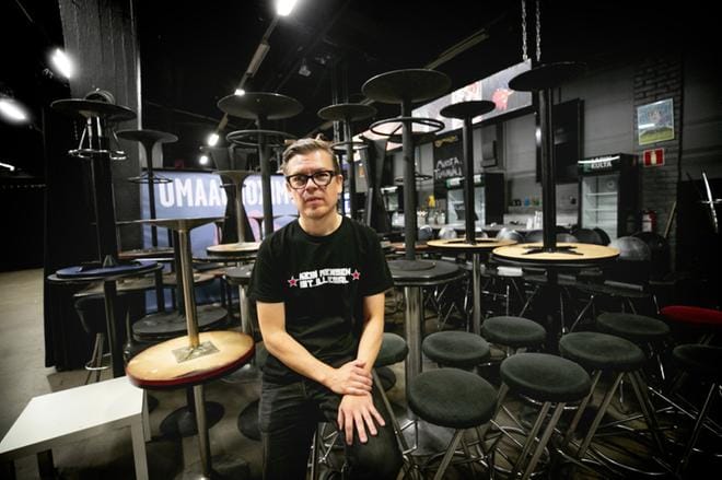 Pöydät ja penkit odottavat yleisöä Rytmikorjaamolla. Tällä hetkellä jokaiselle konserttikävijälle on oltava oma paikka, mikä rajaa yleisömäärää lähes kolmannekseen. Selmun toiminnanjohtaja odottaa jo aikaa, jolloin saliin voi ottaa enemmän yleisöä. KUVA: JAAKKO ELENIUS