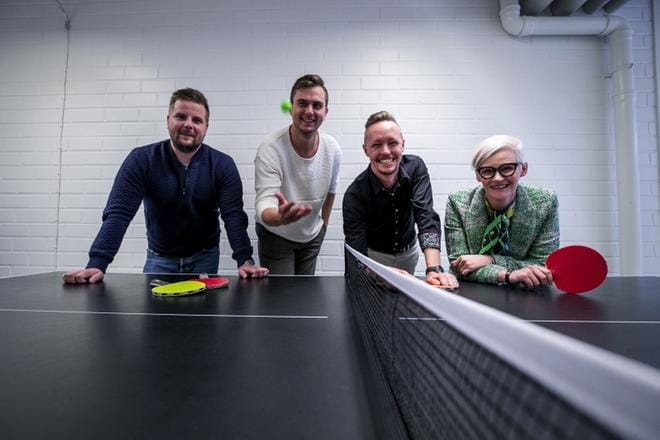 WebAulan analytiikka- ja hakukoneasiantuntija Émile Pukander, toimitusjohtaja Ossi Nyqvist, Gambitin toimitusjohtaja Tim Wallin sekä asiakkuusjohtaja Mari Huuhka aloittivat huhtikuussa yhteistyön Gambitin hankkiessa 20 prosentin omistusosuuden WebAulasta. Gambitin tiloihin Runsoriin päätettiin hankkia pingispöytä, sillä se tuo hyvää vastapainoa tietokoneella istumiseen ja koodaamiseen. KUVA: PAULA KASKIMAA