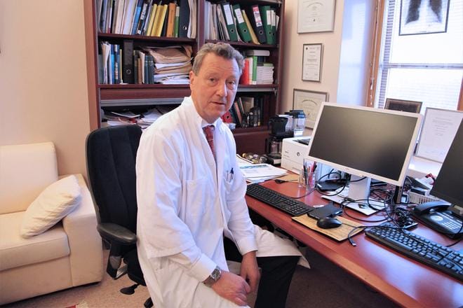 Lääkintäpäällikkö Eero Hirvensalo työhuoneessaan Töölön sairaalassa Helsingissä. Hirvensalo on huolissaan hoitohenkilökunnan jaksamisesta pitkittyneessä koronakriisissä.