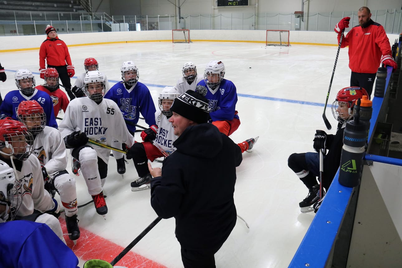 Kauhavan jäähalli on tarjonnut puitteet monille kiekkoleireille, muun muassa tälle, joka pidettiin elokuussa 2021. Uusi yhteistyösopimus tietää He-Kin väelle lisää leiripäiviä.