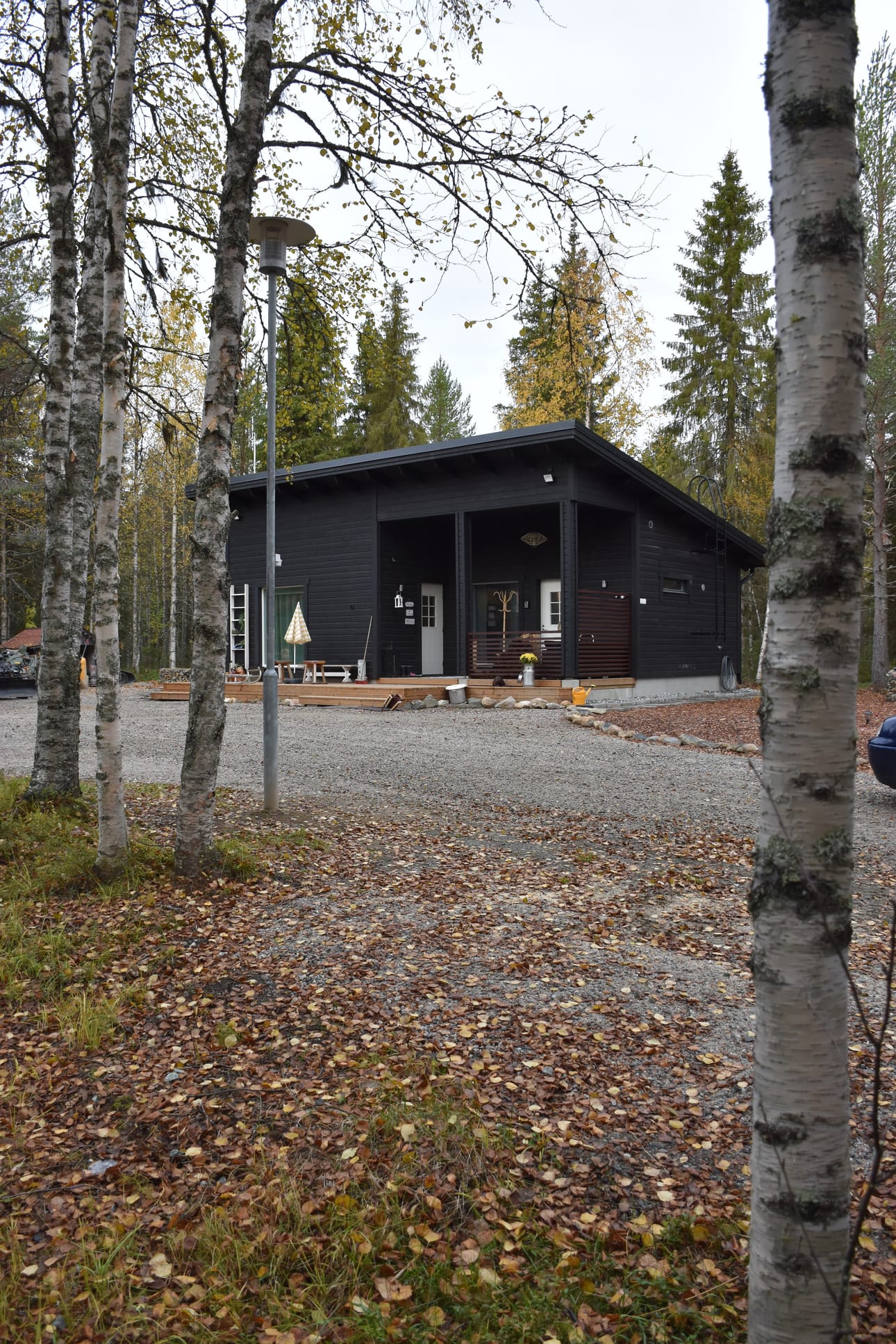Kuvan paikalta puretun entisen talon tilalle nousi uusi 60 neliön rakennus. Ulkoa päin pieneltä näyttävästä rakennuksesta löytyy paljon huonetiloja.