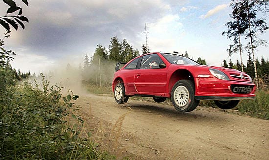 Janne Tuohino testaa autoa Jyväskylän Suurajoja varten.