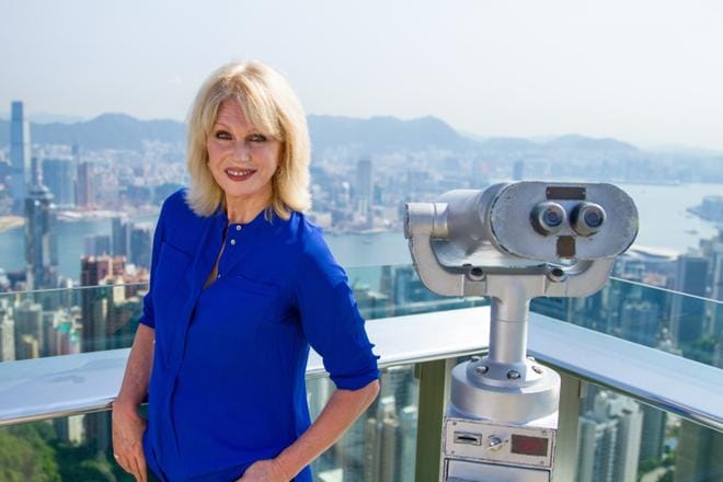 Todella upeeta -tähti Joanna Lumley matkaa maailman pisintä junareittiä idästä länteen. Matkaan lähdetään Hongkongista. Ensimmäinen etappi on Peking ja Kiina, joka on valtavan muutoksen kourissa. Kuva: Will Churchill/Yle Kuvapalvelu