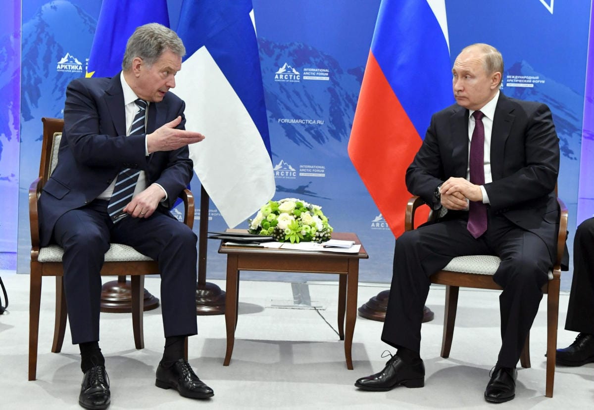 Presidentit Sauli Niinistö (vas.) ja Vladimir Putin tapasivat Pietarissa huhtikuussa 2019. LEHTIKUVA / Jussi Nukari