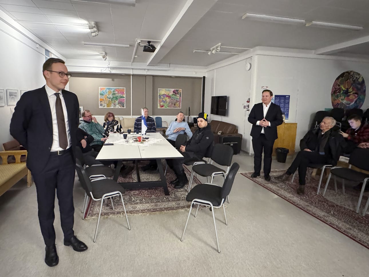 – Me kyllä noustaan tästä, vaikka aika on ollut hankala. Tähän me uskotaan myös työ- ja elinkeinoministeriössä. Työllisyys jatkaa kohenemista loppuvuonna ja ensi vuotta kohti. Tässä tulemme tekemään kaiken voitavan ja tukemaan alueita myös paikallisesti, työministeri Matias Marttinen vakuutti Oulaisissa.
