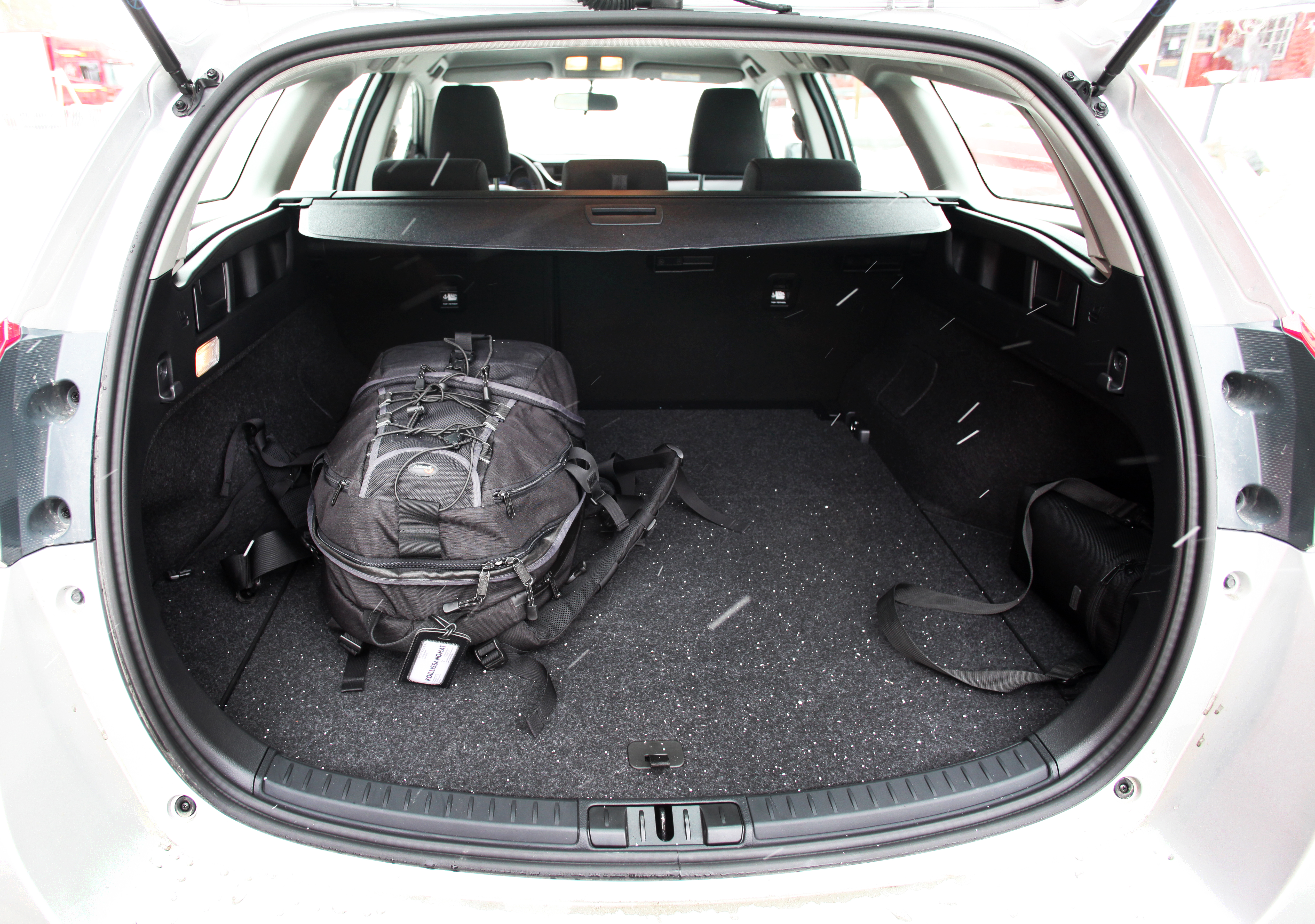 Toyota Auris hybrid on käytönnöllisen ja tyylikkään näköinen auto.