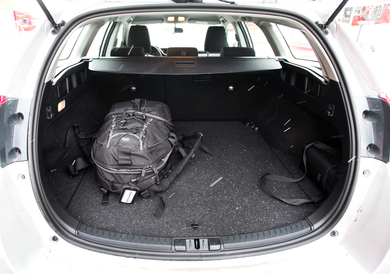 Toyota Auris hybrid on käytönnöllisen ja tyylikkään näköinen auto.