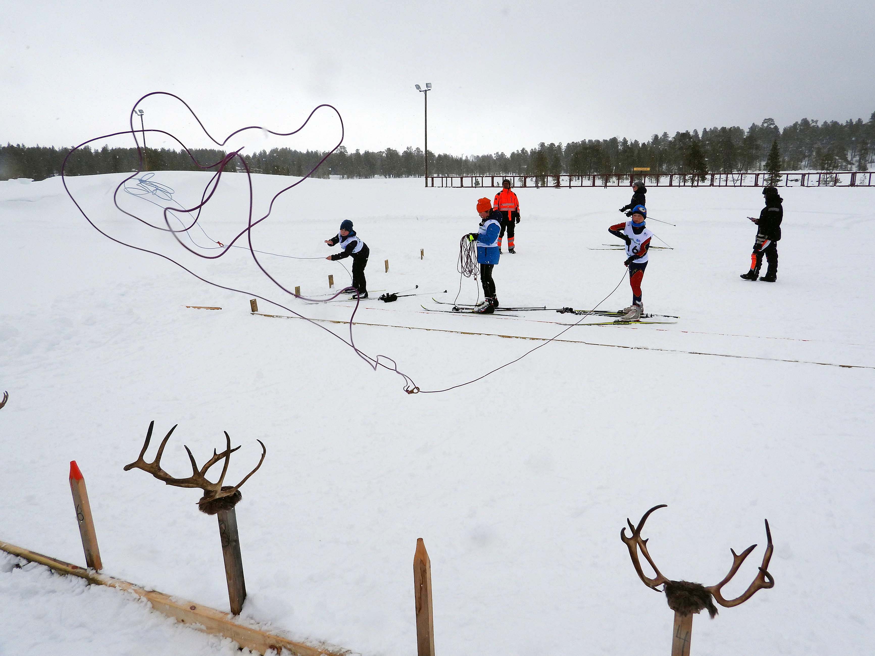 Palkintona pääsy Kanadaan arktisten kansojen “olympialaisiin” – Suopunki lensi ja suksi suihki Inarissa Pohjolan saamelaisten mestaruuskilpailussa
