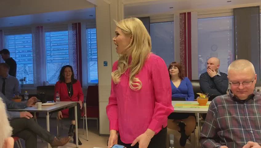 Sara Seppäsen ensimmäiset epäuskoiset kommentit ennakkoäänten tullessa.