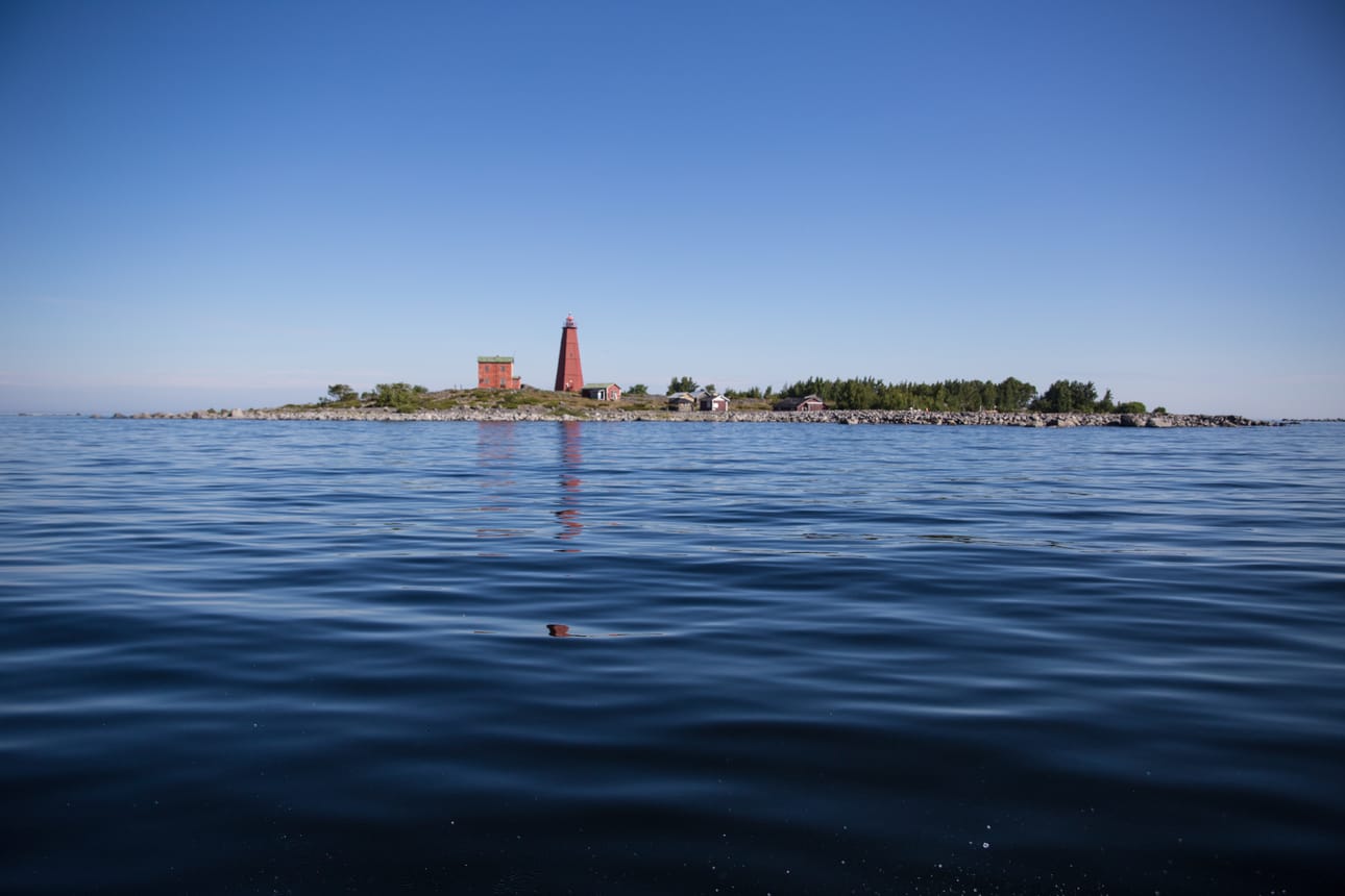 Entinen merivartioasema ja sen havaintotorni Kummelskärissä ovat nykyään retkeilijöiden käytössä.