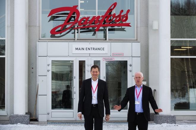 Danfossin toimitusjohtaja Kim Fausing on tyytyväinen kauppoihin. Fausing vieraili Vaasan tehtaalla 2018 yhdessä Danfoss Drives -liiketoimintayksikön johtajan Vesa Laisin kanssa. ARKISTOKUVA: MINNA ANTILA