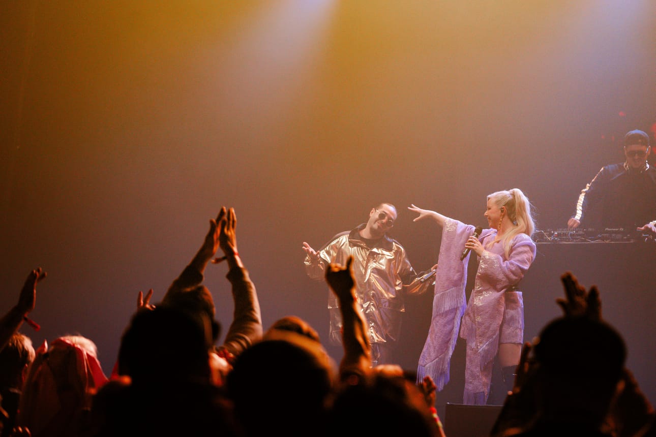 1990-luvun eurodancekuningatar Pandora esiintyi yhdessä Mario Perez Amigon ja Mikko Peltosen kanssa.