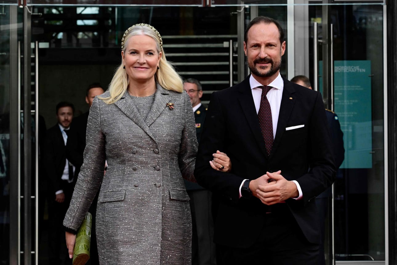 Seksuaalirikollinen, monen vallanpitäjän kaveri Jeffrey Epstein solmi läheisen suhteen myös Norjan kruununprinsessa Mette-Maritiin. Kuvassa Mette-Marit puolisonsa, kruununprinssi Haakonin kanssa.