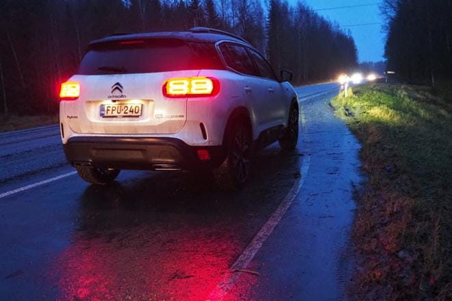 Citroënin akkuvoima riitti 38 kilometriä valtatien bussipysäkille asti ennen kuin polttomoottori hyrähti käyntiin. Tulos oli kahdeksan kilometriä parempi kuin auto ennakkoon lupasi. KUVA: Kari Pitkänen
