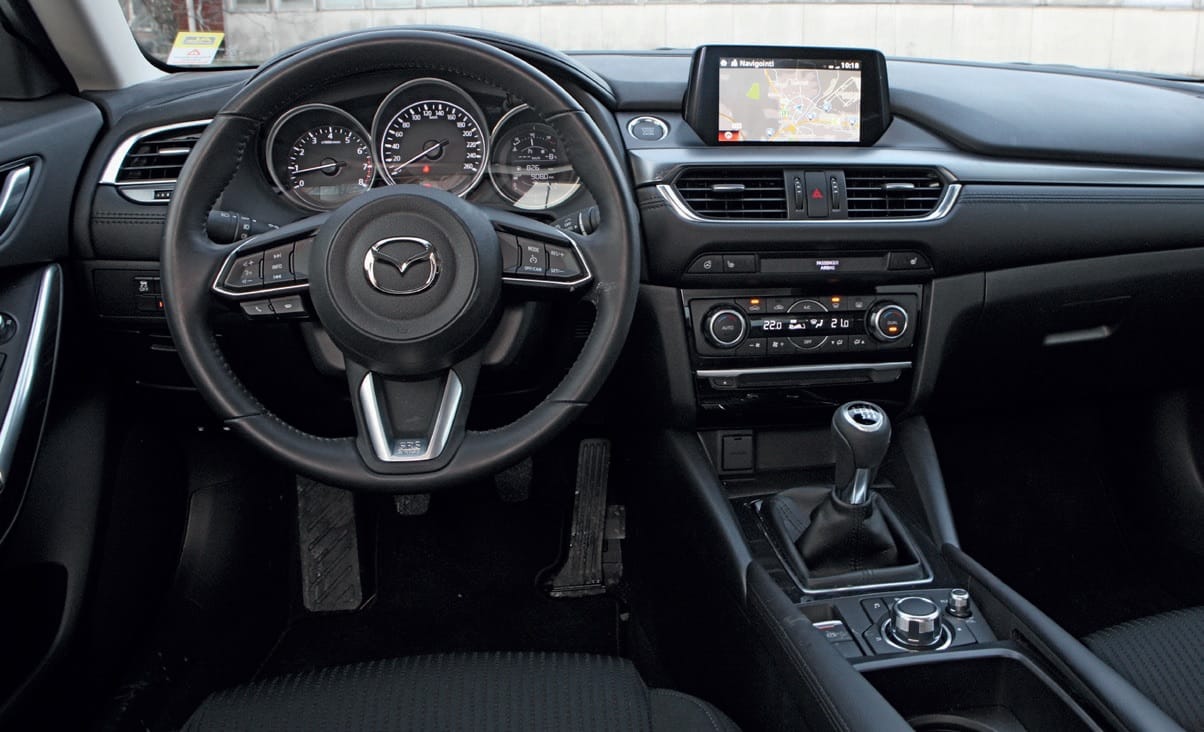 Pyöreät mittarit ovat aiempaa selkeämmät. Adaptiivisen vakionopeudensää¬timen saa vain Luxuryyn. Mallissa on nappikäynnistys ja avaimeton ovilukitus.