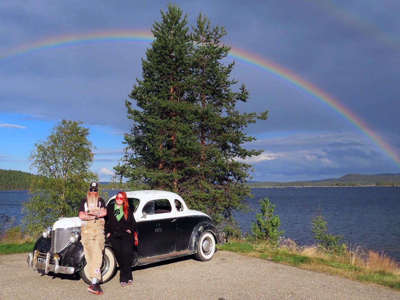 Poliisiautoksi maskeeratulla vuoden 1938 DeSoto coupella Lassi Kuorttinen ja Emilia Sironen kävivät kääntymässä Nuorgamissa. Inarissa Ukonjärvellä piti pysähtyä katsomaan maisemaa.