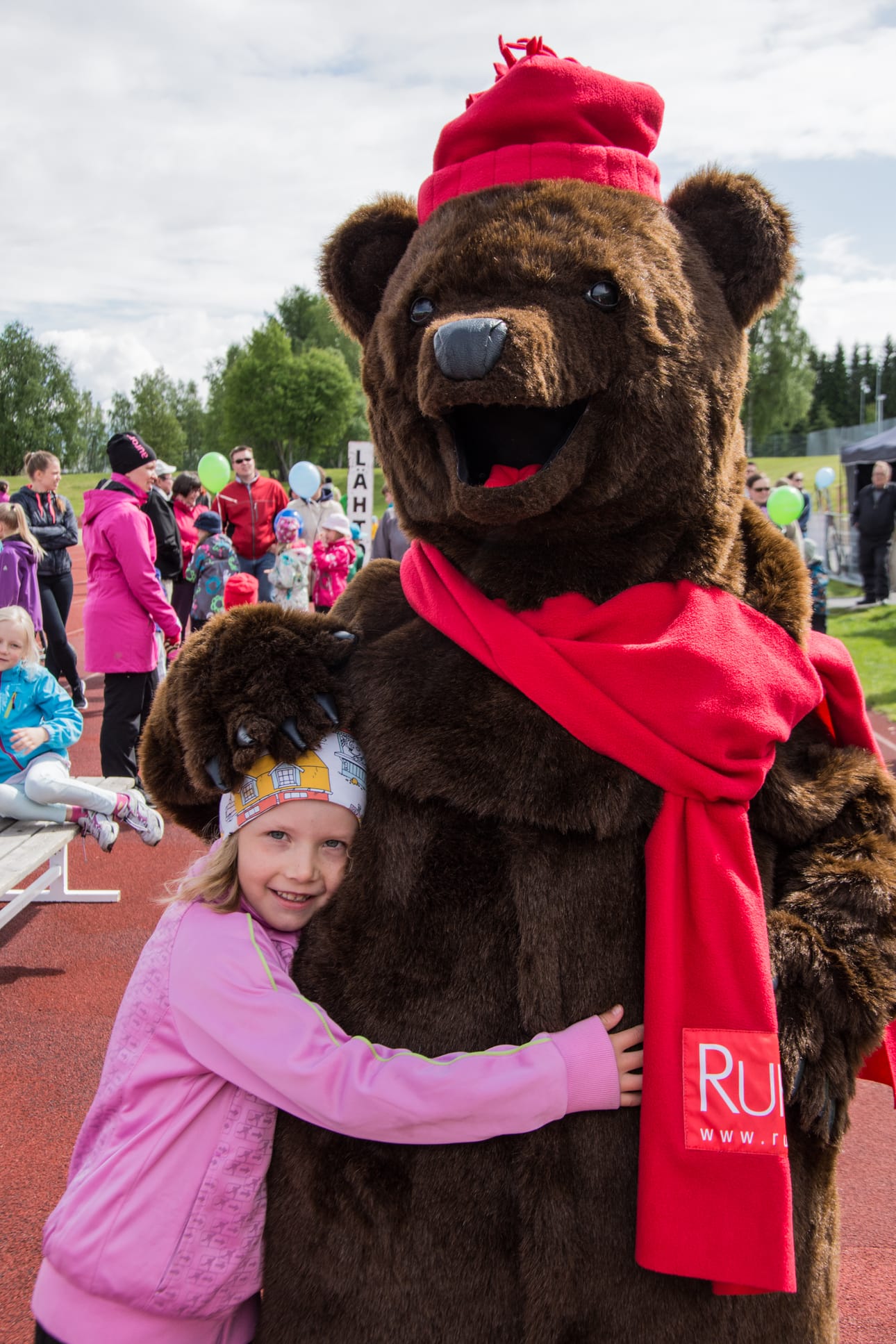 Uudestakaupungista tullut 7-vuotias Emma Laine pääsi halaamaan nallekarhumaskottia, ja aikoi sen jälkeen suunnata karhunpentusprinttiin ja poniratsastukseen.