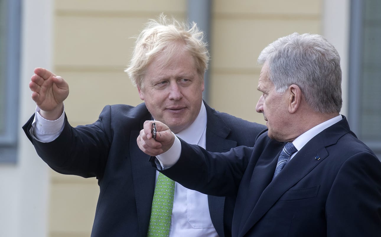 Naton sotilasvoimaltaan suurimpiin lukeutuva jäsenmaa, Iso-Britannia, on valmis tukemaan Suomea hakemusvaiheen aikana, jos siihen tulisi tarvetta. Pääministeri Boris Johnson teki Suomen valtiojohdon Nato-päätöksen aattona historiallisen vierailun Helsinkiin.