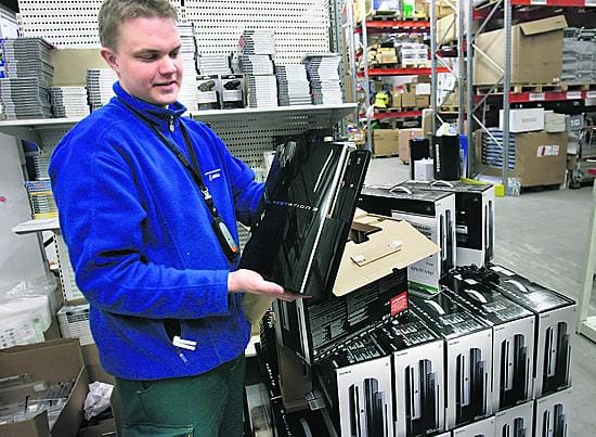 Ismo Polo valmisteli torstaina Playstation 3 -pelikonsoleita myyntiin Limingantullin Prismaan.