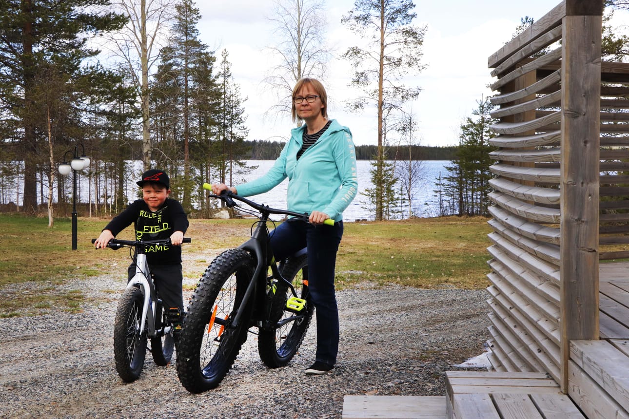 Eemeli ja Niina Karppinen Saijan Lomakartanossa Jokijärvellä odottavat matkailijoiden palaavan kesällä.