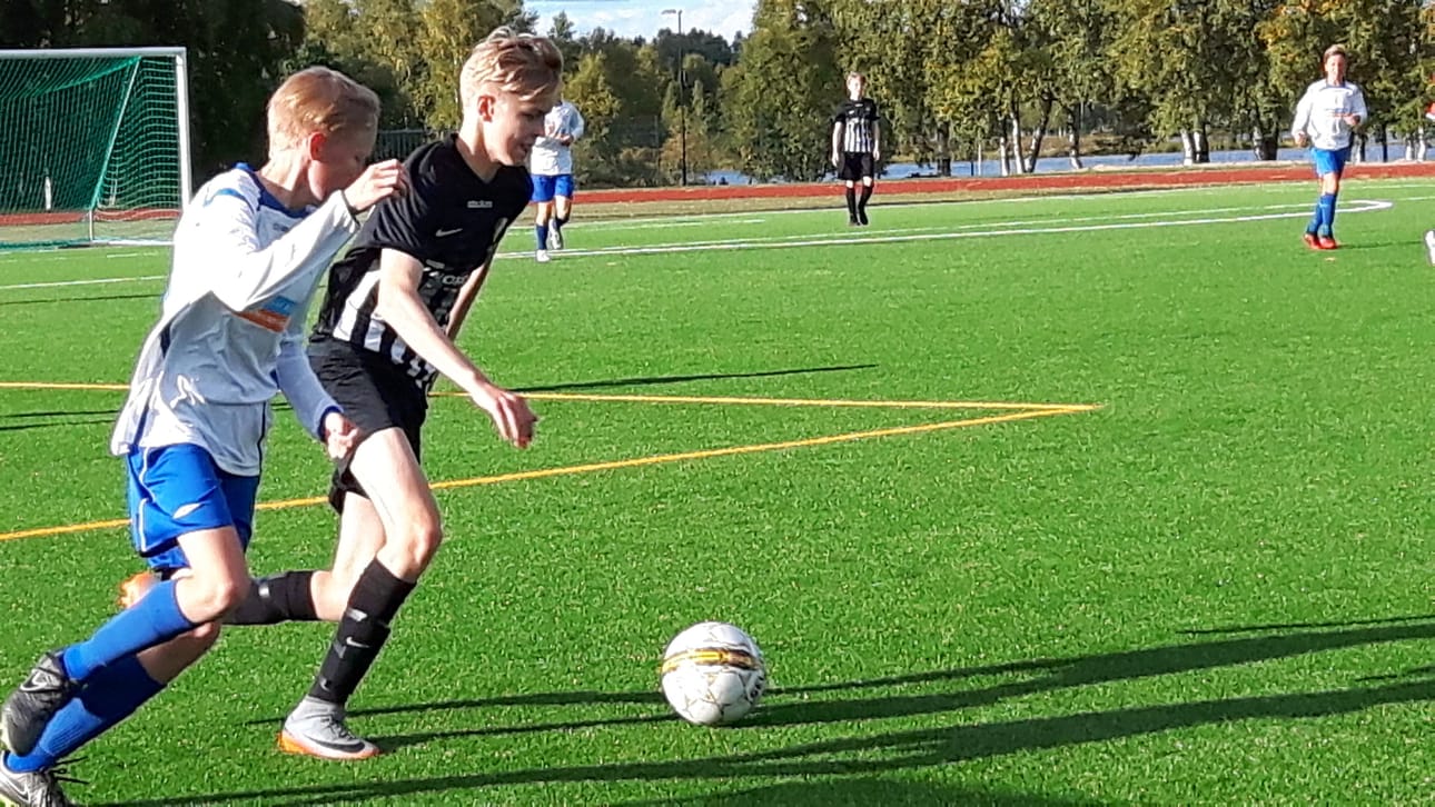 FC PaKan Anssi Tervo kaksinkamppailussa P15 poikien ottelussa.