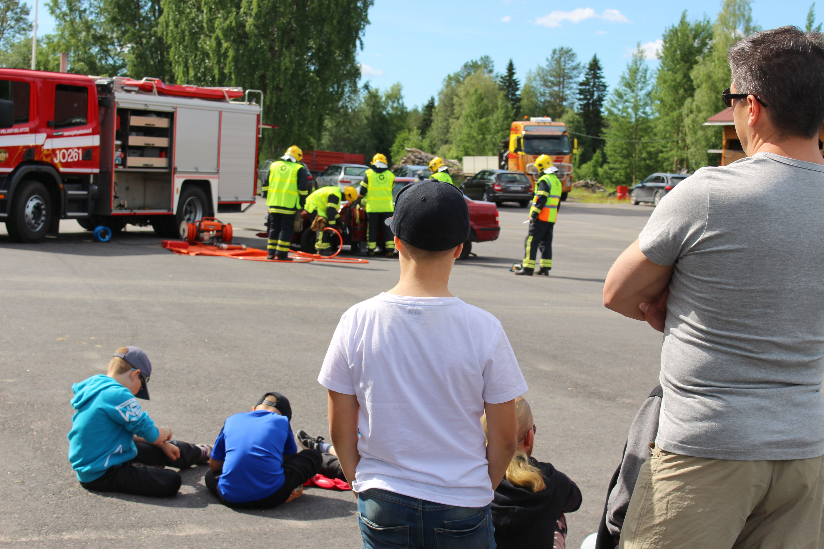 Paloaseman pihalla Jokilaaksojen pelastuslaitoksen Rantsilan VPK:et järjestivät pelastusnäytöksen. Ensimmäisenä harjoitteena oli uhrin pahoin kolaroidusta autosta irrottaminen.