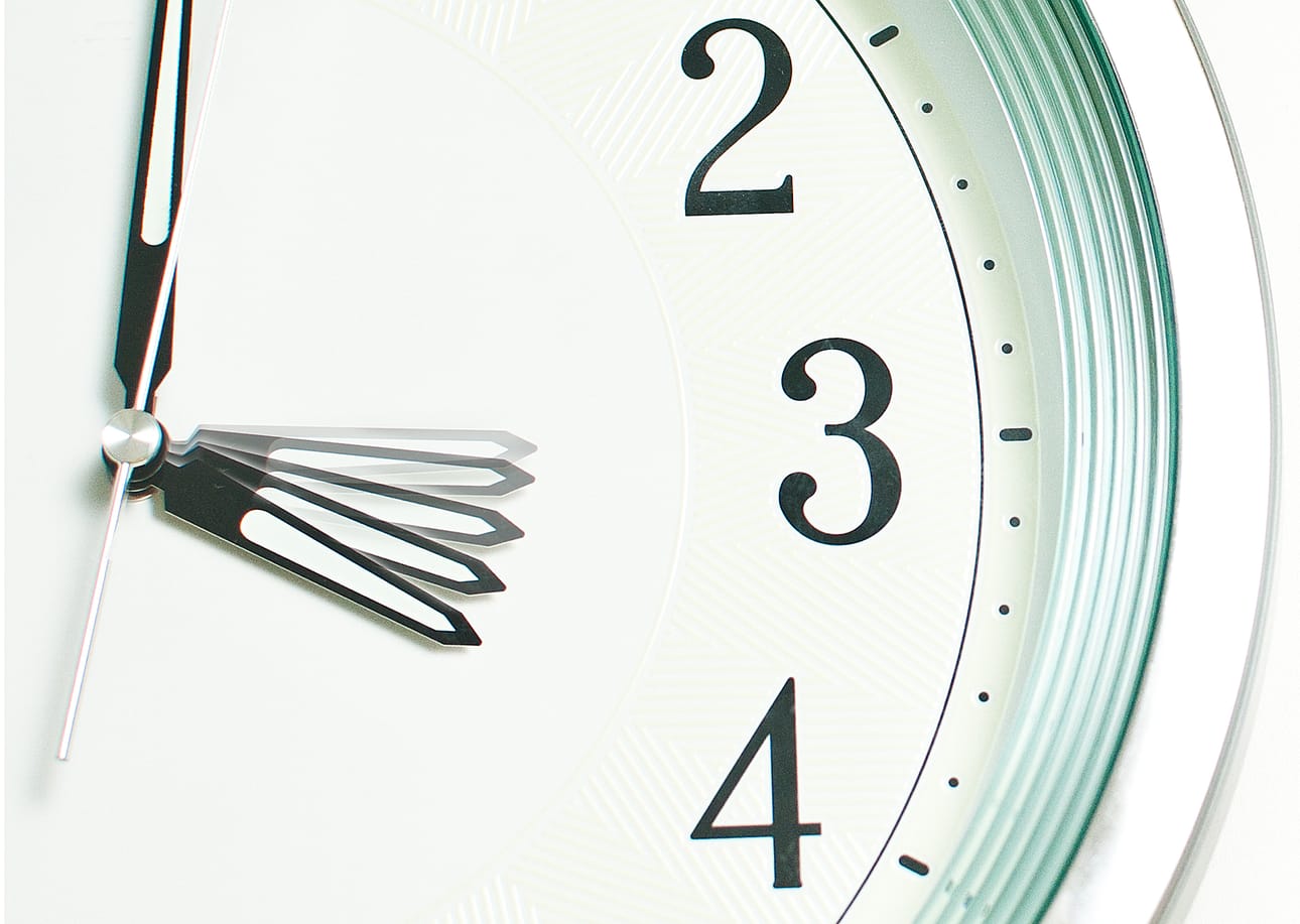 Kesäaikaan siirryttäessä kelloja siirretään yhdellä tunnilla eteenpäin eli kello 03.00 tehdään aikahyppy kello 04.00.