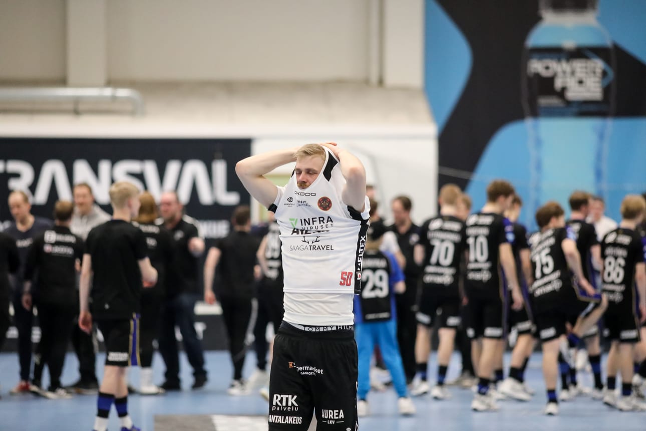 Limingan Niittomiesten Santtu Rehun (50) kehonkieli kuvasti pettymystä, jonka liigakarsinnan kahden viimeisen ottelun tulokset aiheuttivat.